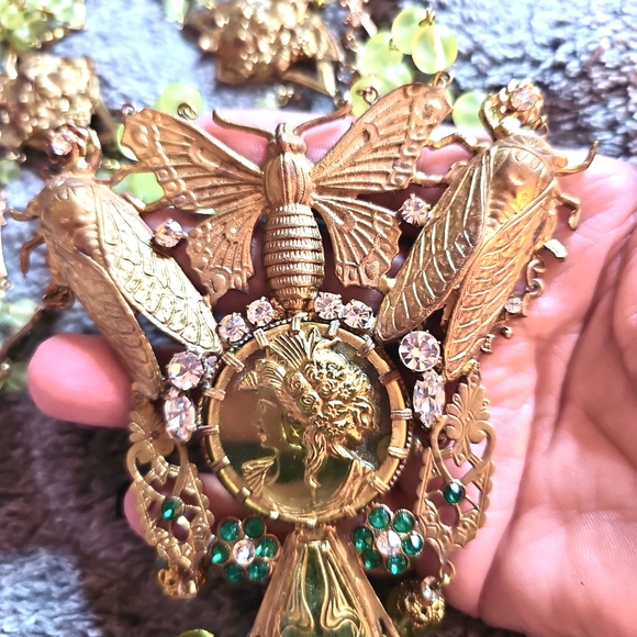 Stunning Glow Czechoslovakian Lime Green Crystals - Picture 5 of 9